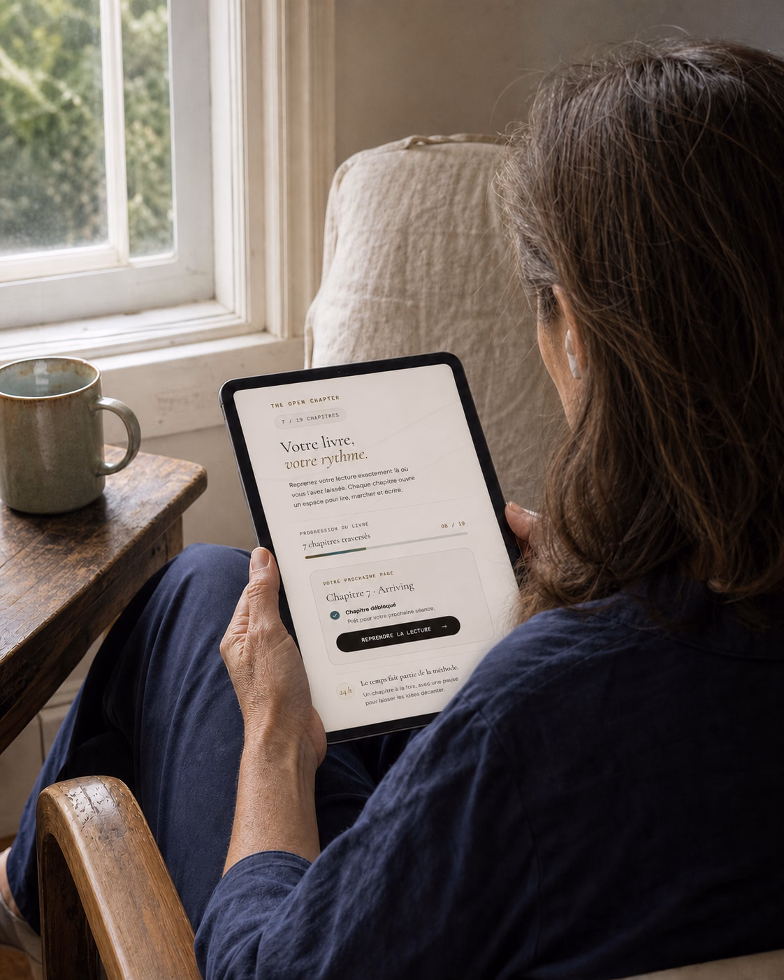 Le livre numérique The Riding Chapter ouvert sur un iPad avec deux écouteurs en lévitation